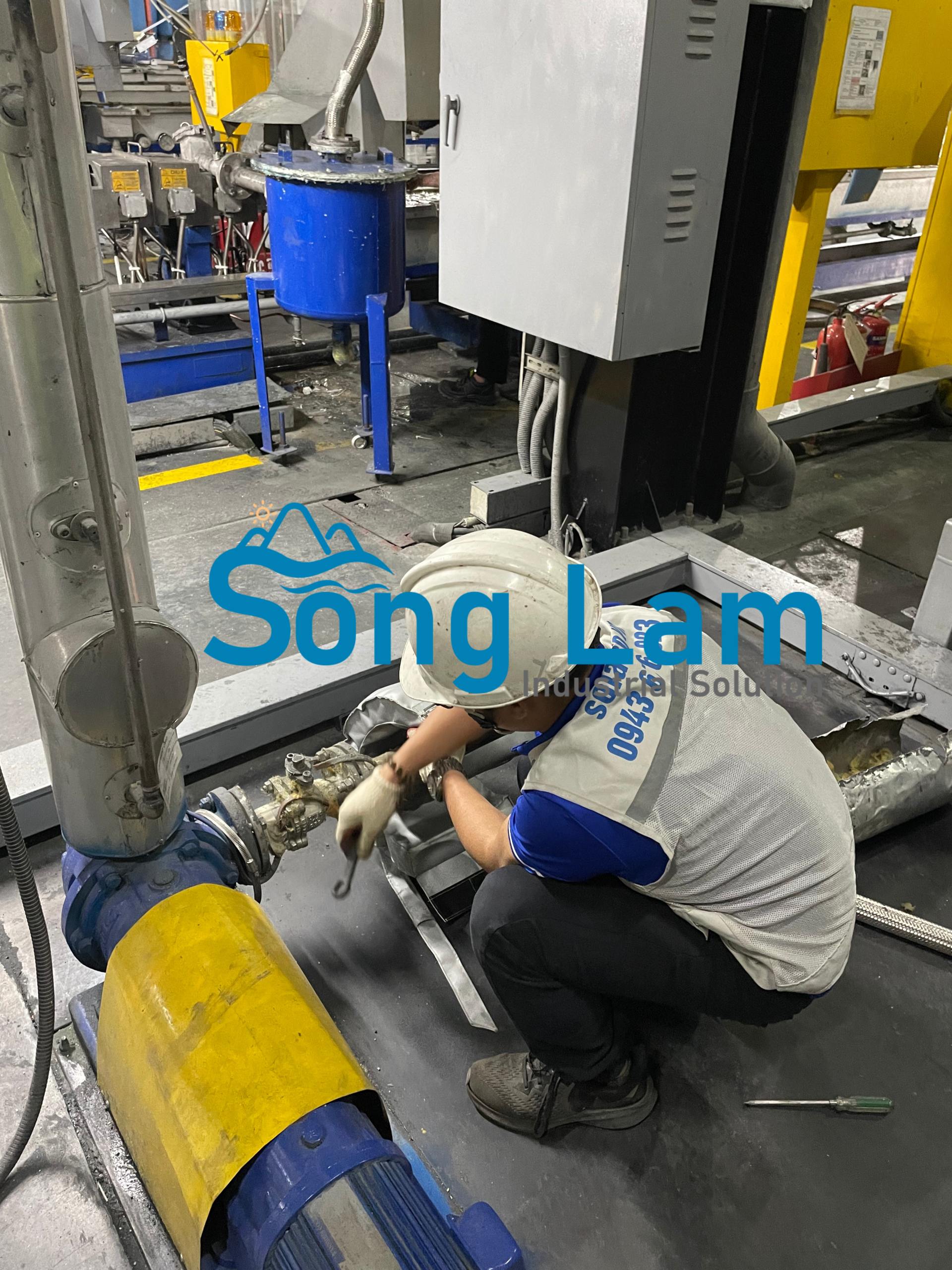 Kỹ thuật viên tháo lớp bảo ôn cũ trước khi lắp áo bảo ôn mới tại Nhà máy Lotte Chemical – KCN Yên Phong.