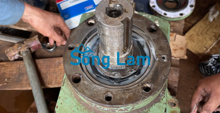 Thay phớt trục và gioăng làm kín bơm dầu thủy lực