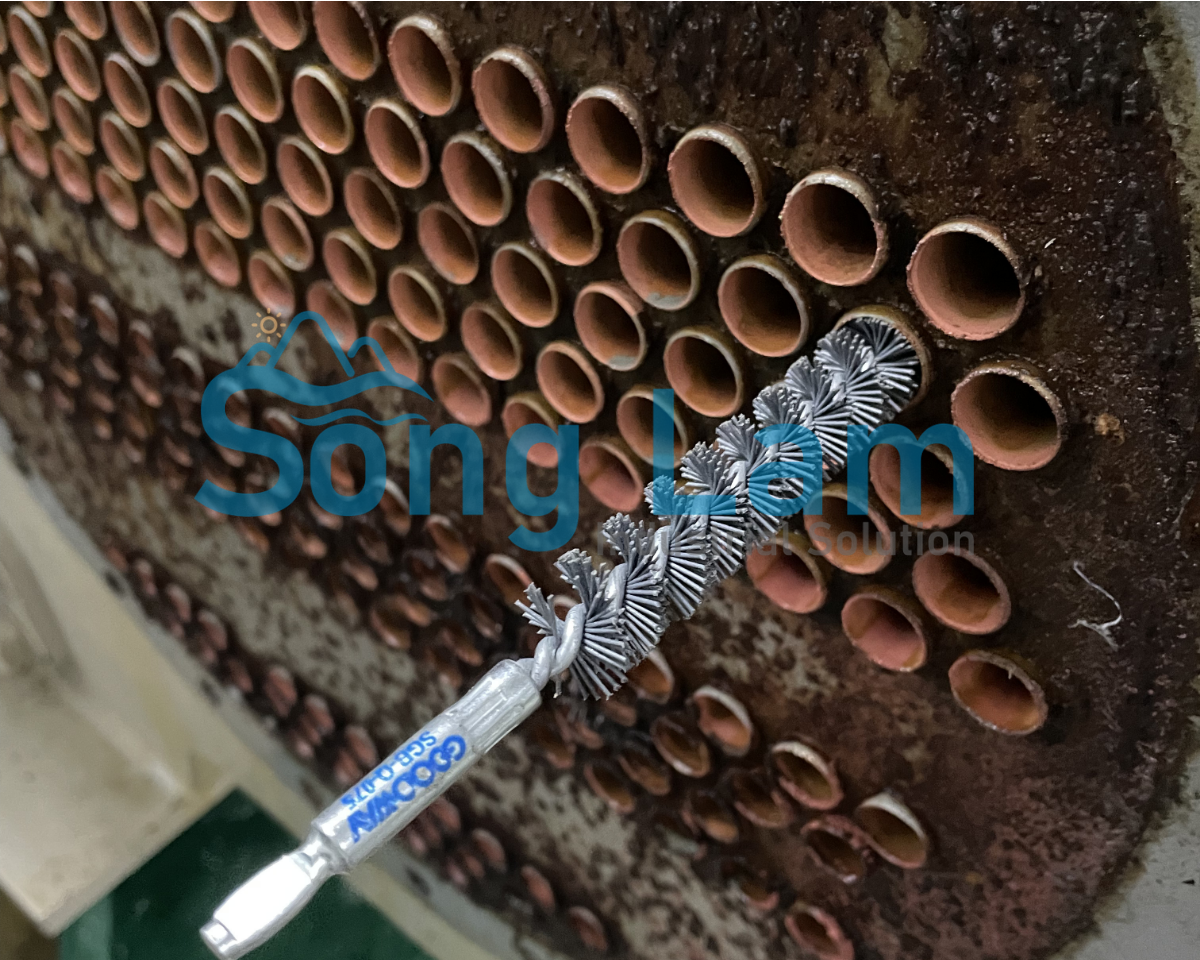 vệ sinh ống bình ngưng chiller bằng máy chuyên dụng