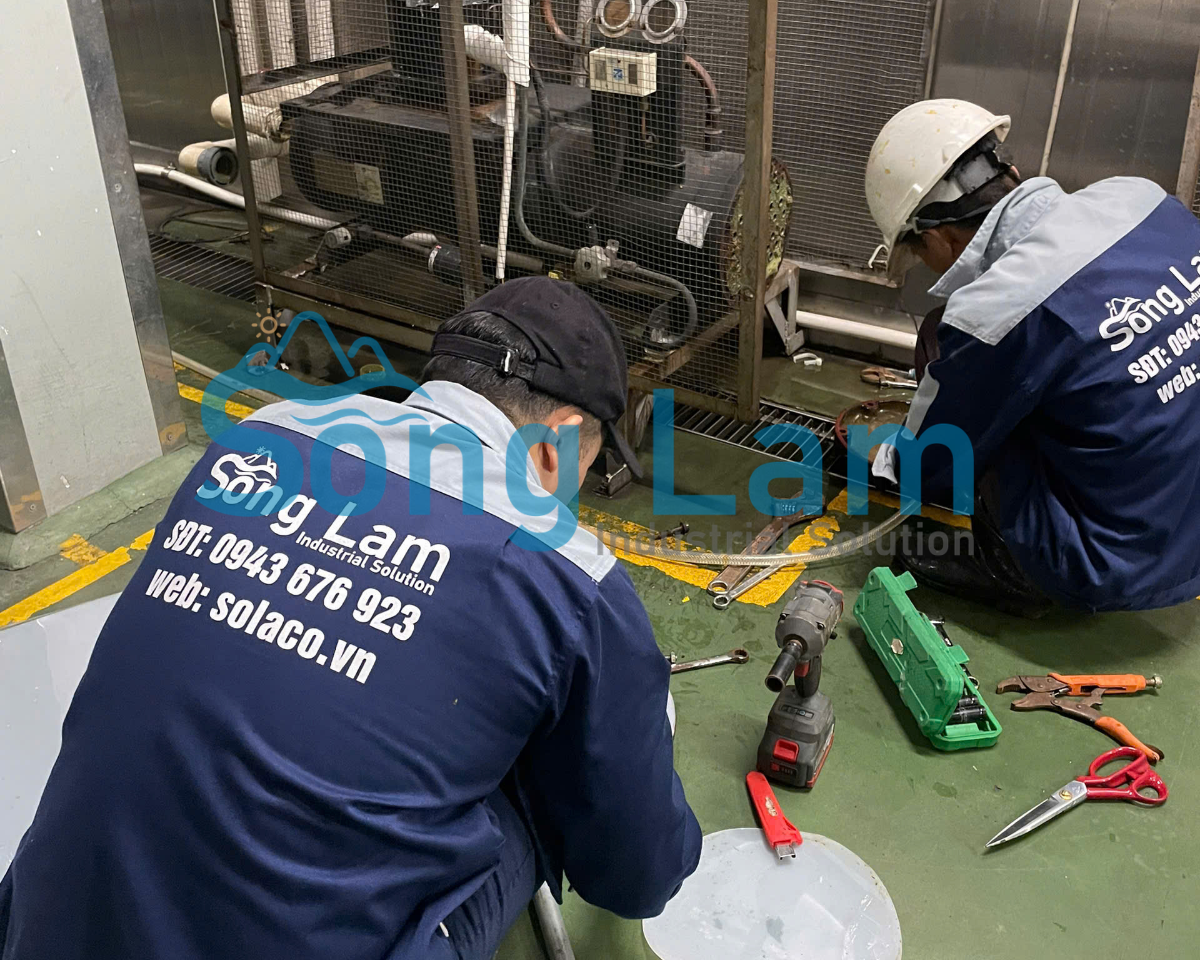 kiểm tra bộ trao đổi nhiệt khi bảo trì bình ngưng kho lạnh