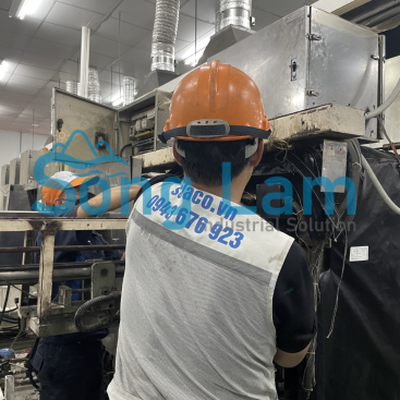 kỹ thuật viên kiểm tra máy ép nhựa trước bảo ôn