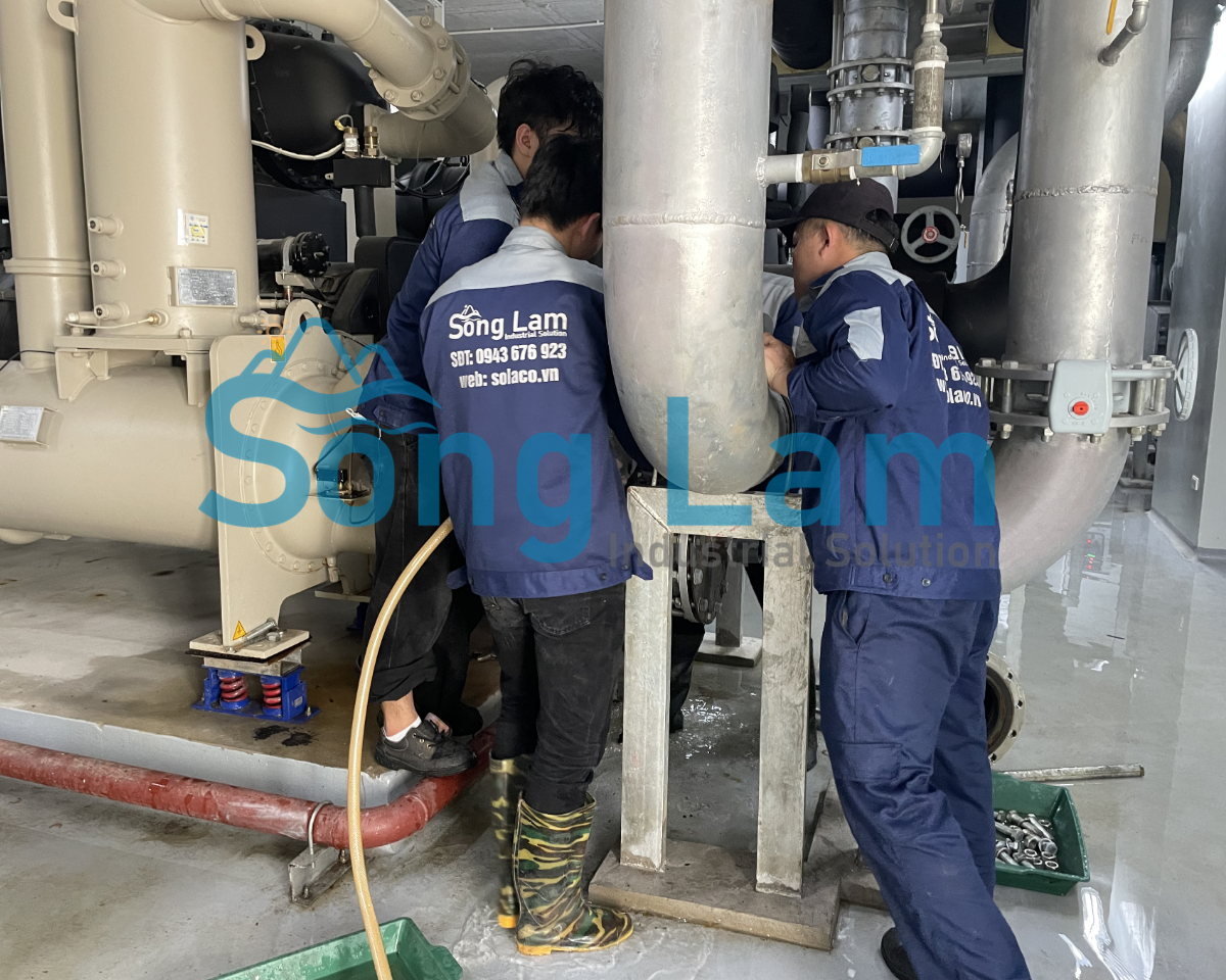 tháo bulong bình ngưng chiller để bảo dưỡng