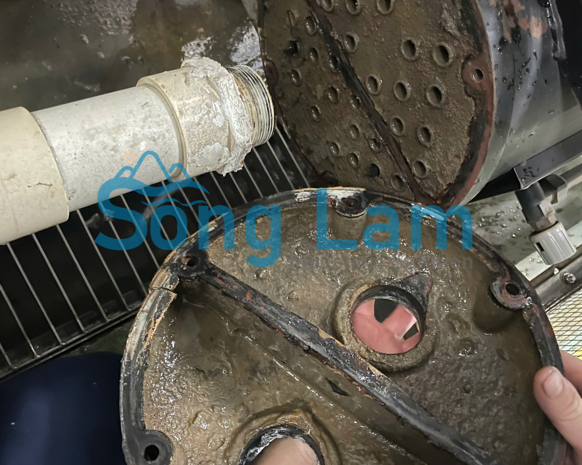 bình ngưng kho lạnh trước khi vệ sinh bị bám cặn