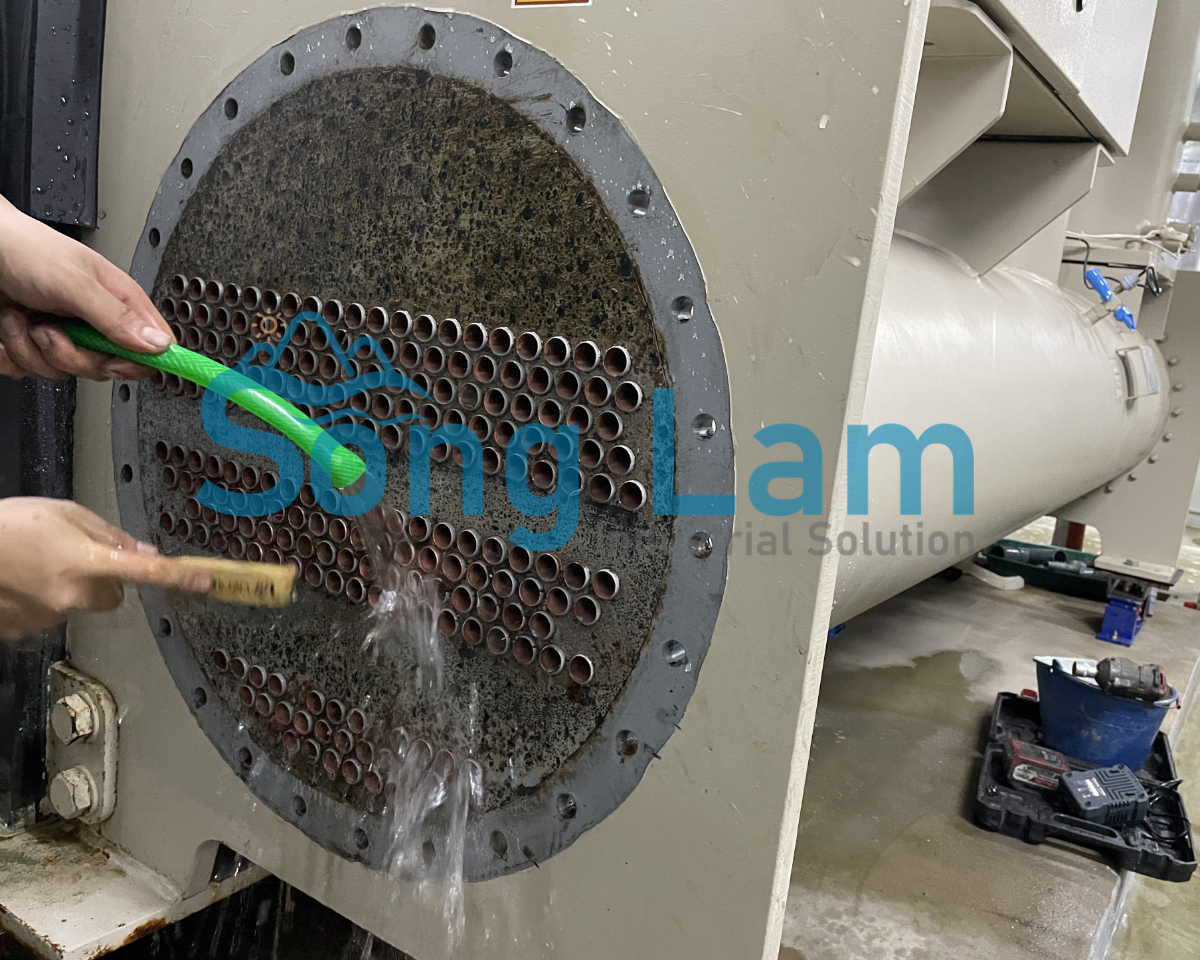 vệ sinh bên ngoài bình ngưng chiller
