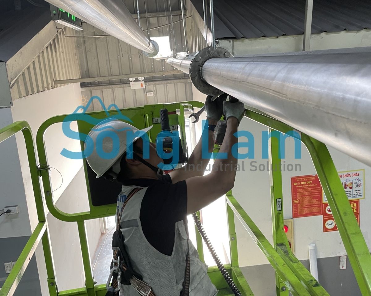 lắp đặt khớp nối đường ống inox công nghiệp
