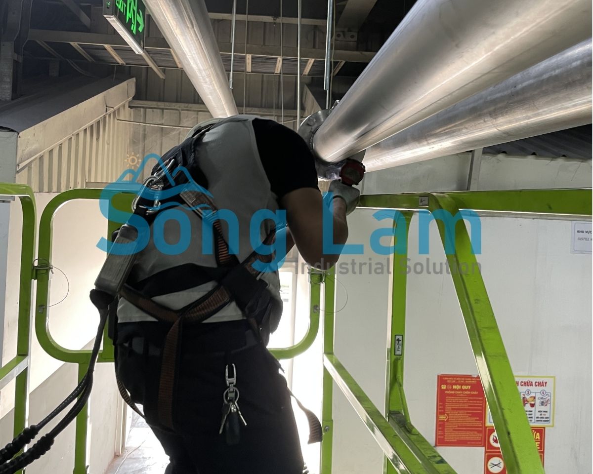 siết bulong cố định đường ống inox công nghiệp