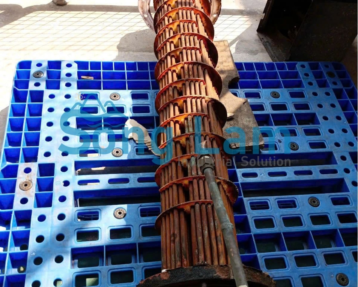 bó ống trao đổi nhiệt bị cáu cặn trong bình ngưng chiller
