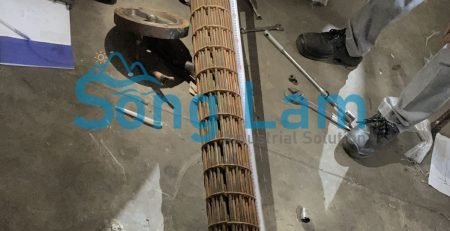 tháo bó ống trao đổi nhiệt để kiểm tra bình ngưng chiller