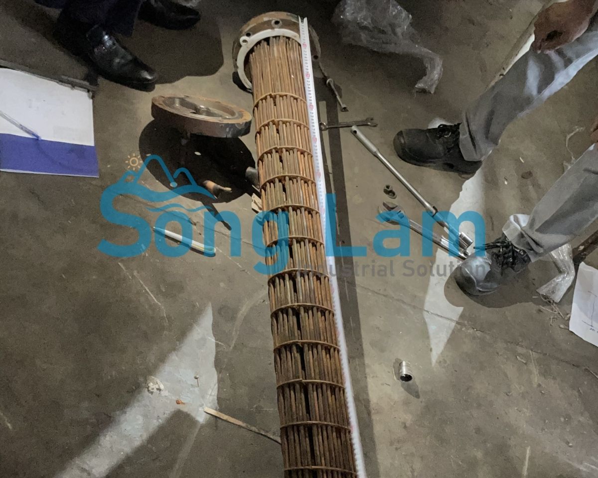 tháo bó ống trao đổi nhiệt để kiểm tra bình ngưng chiller