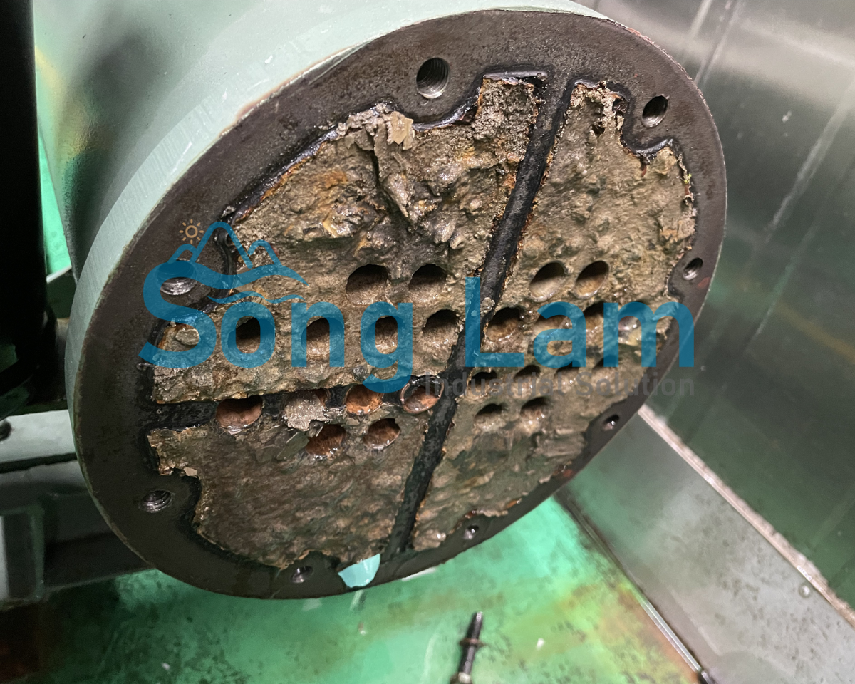Cáu cặn bám dày trong thiết bị trao đổi nhiệt
