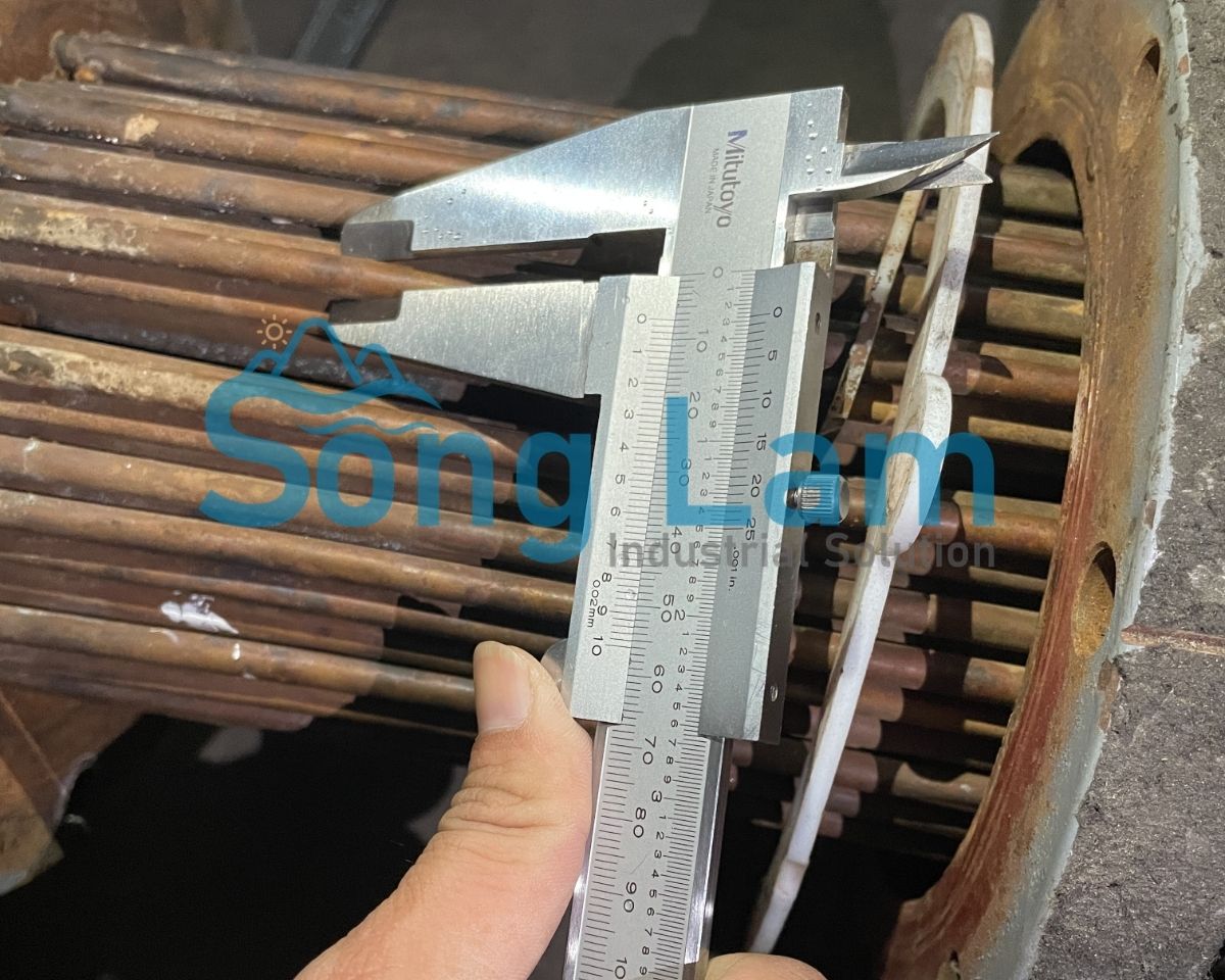 đo đường kính ống đồng bình ngưng chiller bằng thước kẹp