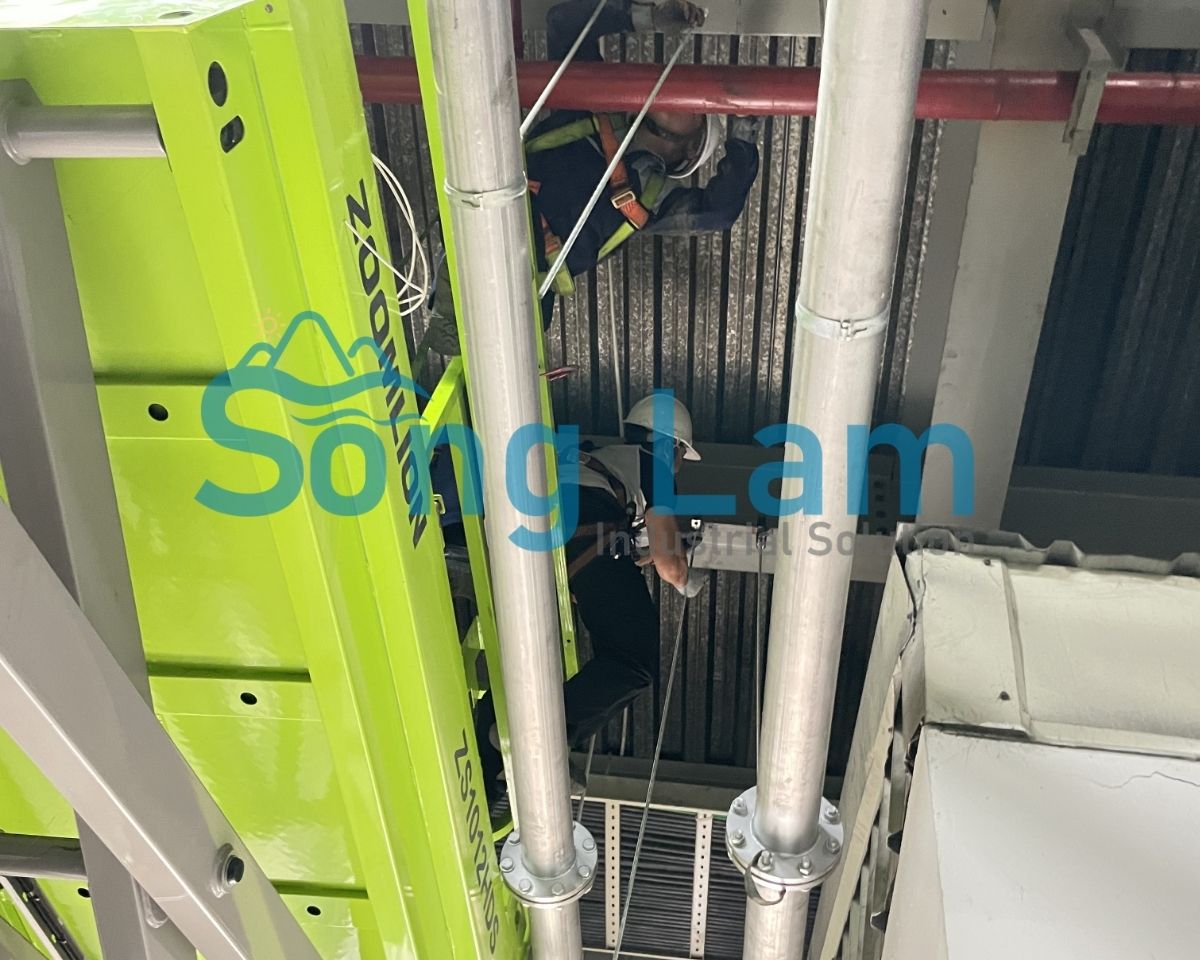 kiểm tra giá treo đường ống inox trên cao