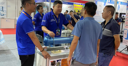 Khách hàng trao đổi giải pháp thiết bị trao đổi nhiệt Kamui tại triển lãm