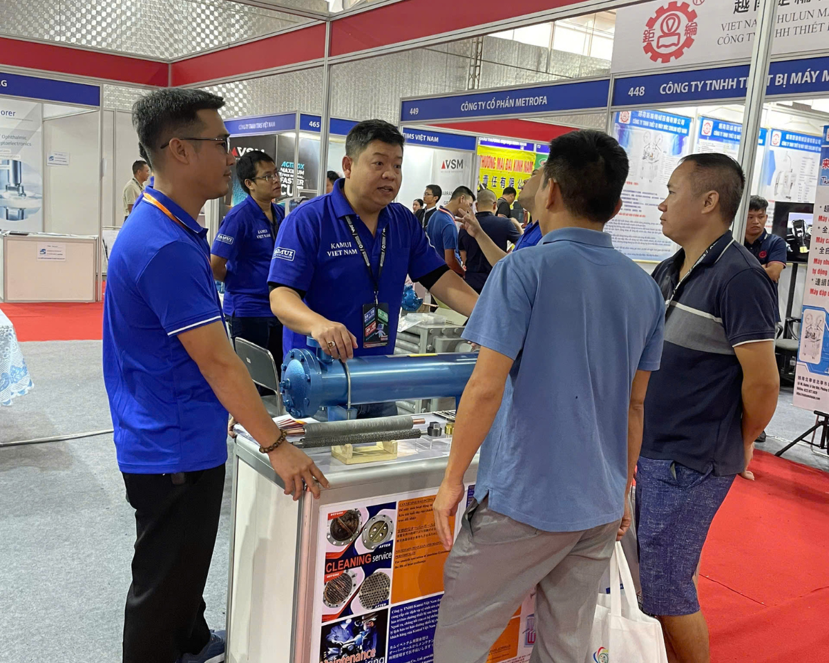 Khách hàng trao đổi giải pháp thiết bị trao đổi nhiệt Kamui tại triển lãm