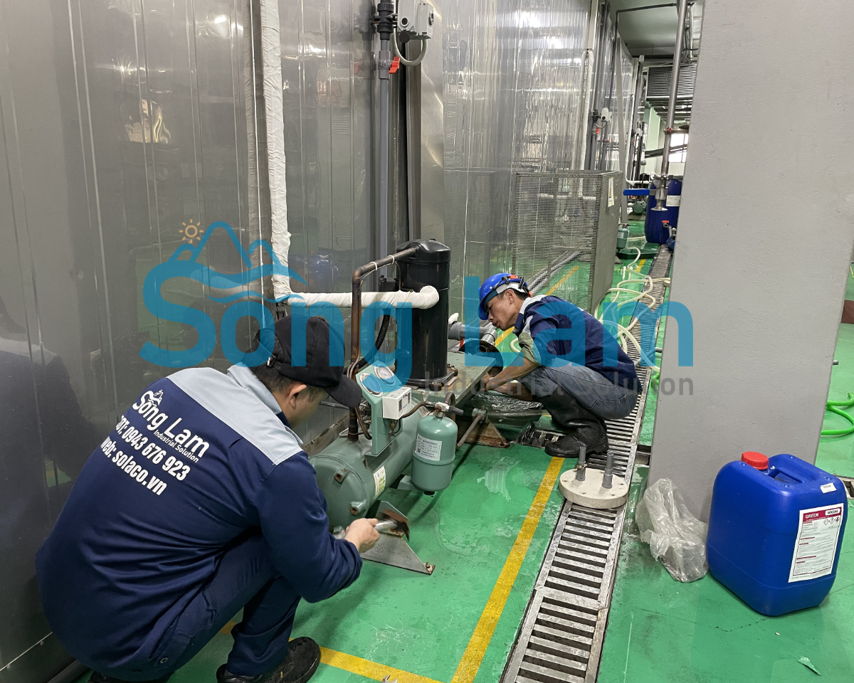 Kỹ thuật viên vệ sinh thiết bị trao đổi nhiệt tại nhà máy