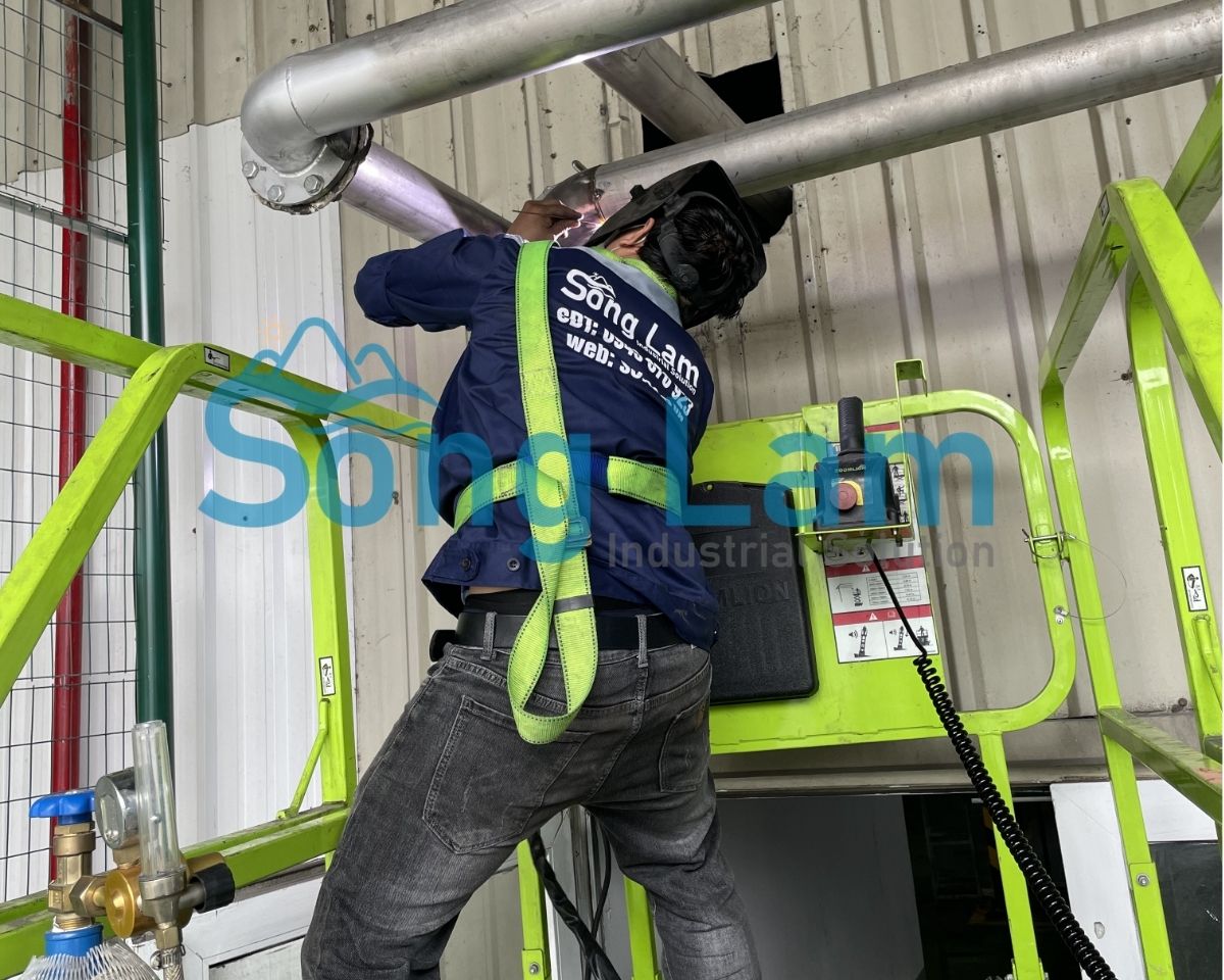 hàn đường ống inox công nghiệp trên cao