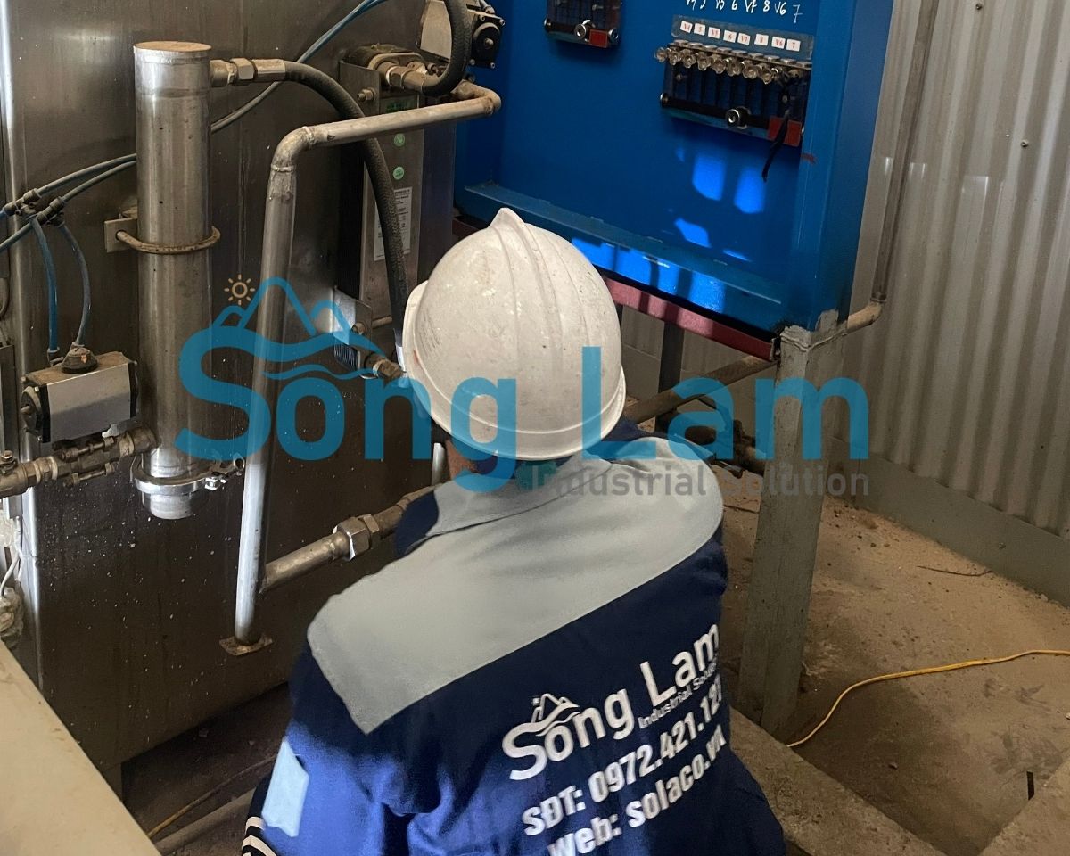 Kỹ thuật viên kiểm tra thông số trong quá trình CIP thiết bị trao đổi nhiệt