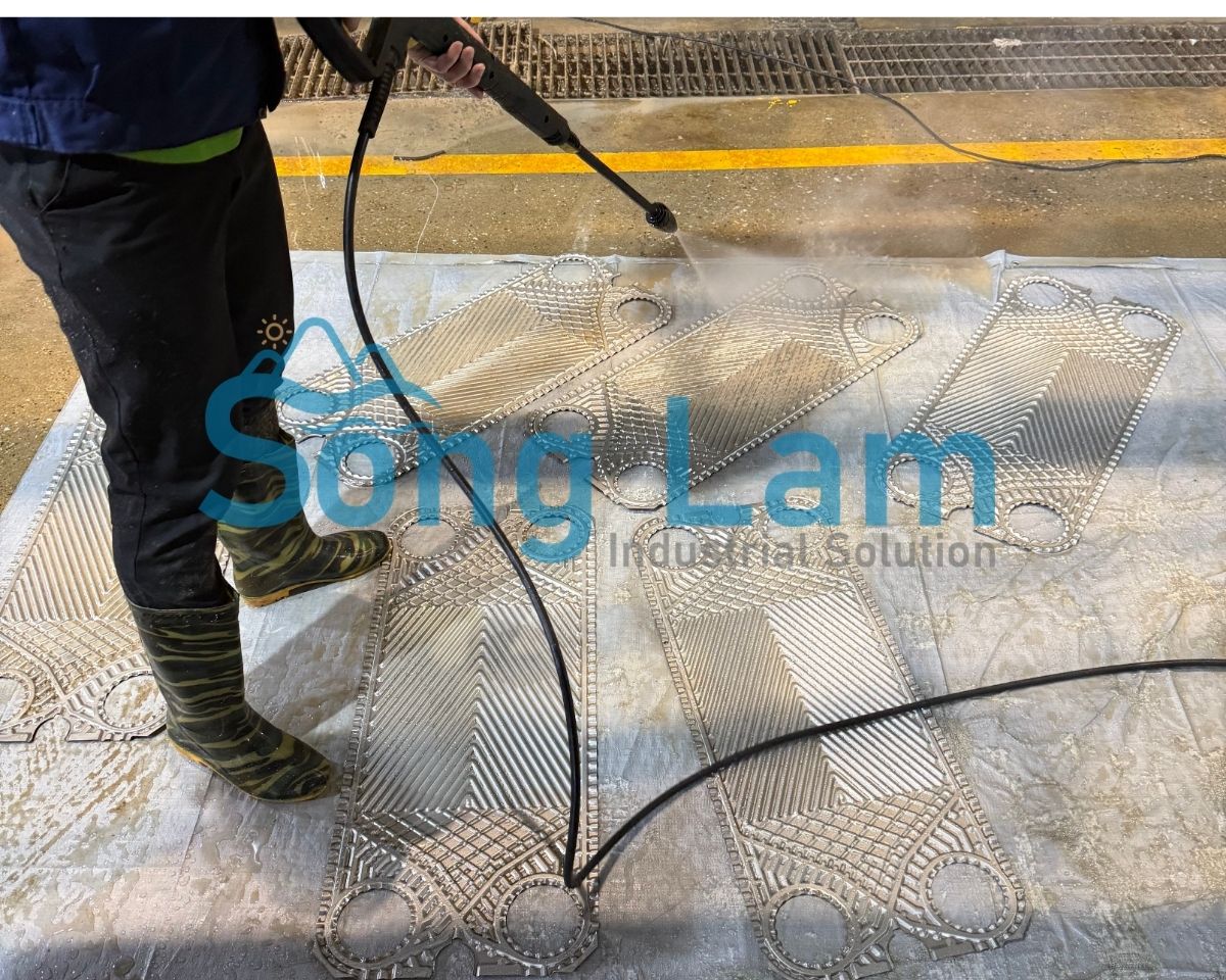 ve sinh tam trao doi nhiet bang may xit rua