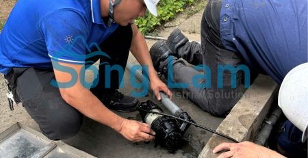 Đội ngũ kỹ thuật Sông Lam tiến hành kiểm tra điện trở cách điện và an toàn trước khi bảo dưỡng bơm công nghiệp