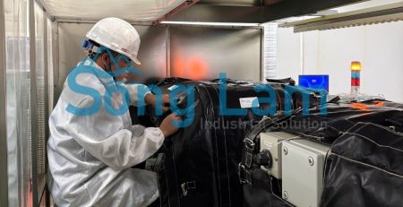 Kỹ thuật viên Sông Lam đang lắp đặt bảo ôn tháo lắp cho thiết bị nhà máy
