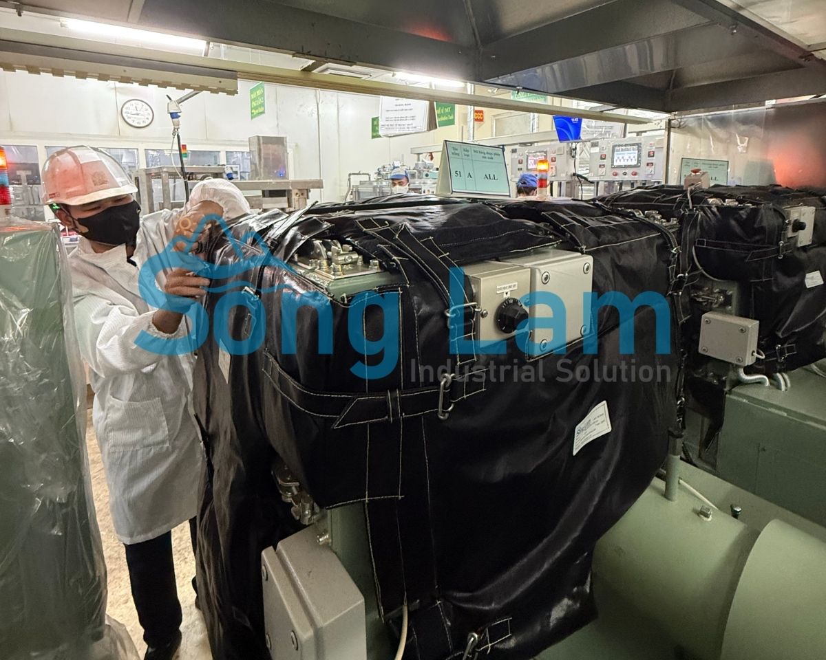 Thao tác cố định áo bọc bảo ôn tháo lắp bằng hệ thống khóa siết chịu nhiệt