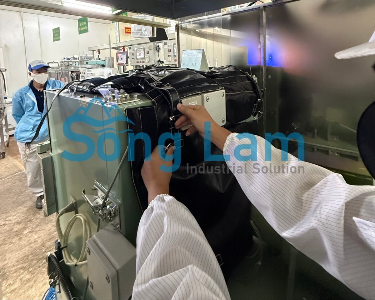 Thao tác siết dây khóa cố định khi lắp đặt bảo ôn cách nhiệt