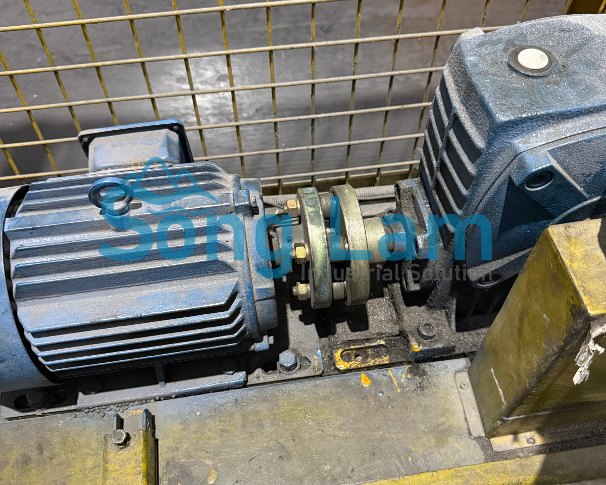 Kiểm tra khớp nối liên kết giữa động cơ và trục tải khi bảo dưỡng thang hàng