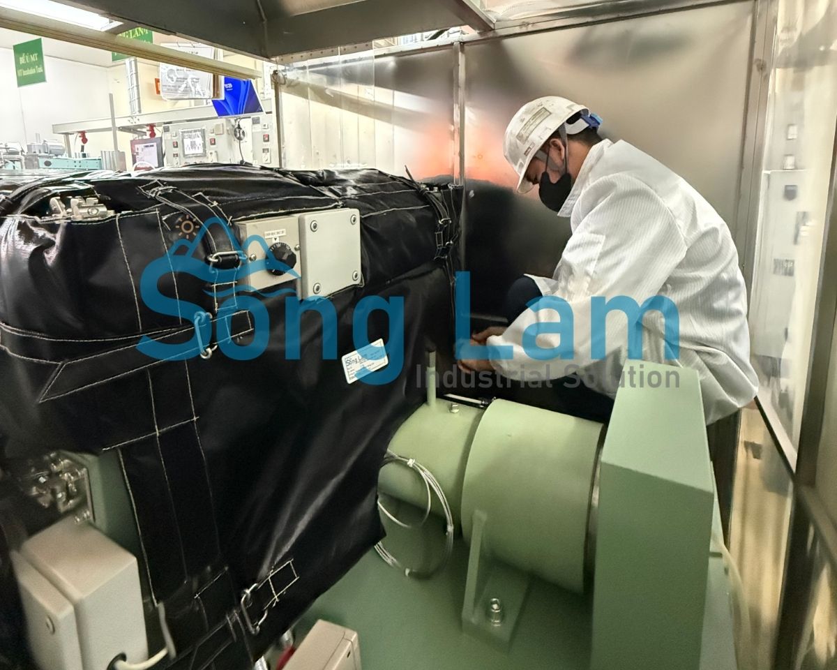 Kỹ thuật viên Sông Lam đang lắp đặt bảo ôn tháo lắp cho thiết bị nhà máy