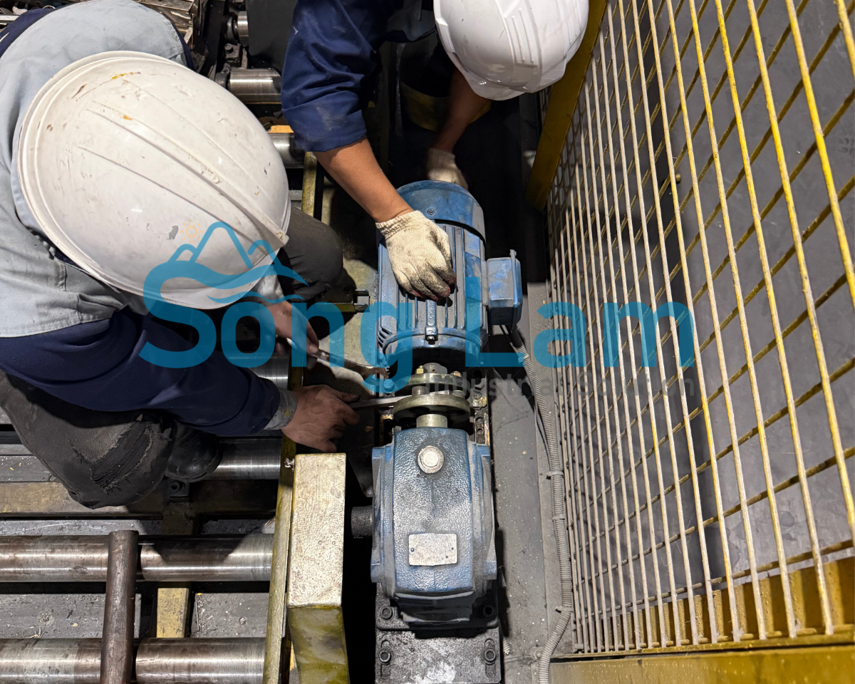 Thay thế khớp nối motor và hộp số mới trong dịch vụ bảo dưỡng thang hàng SOLACO