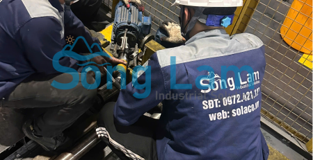 Căn chỉnh đồng trục motor và hộp giảm tốc khi bảo dưỡng thang hàng nhà máy
