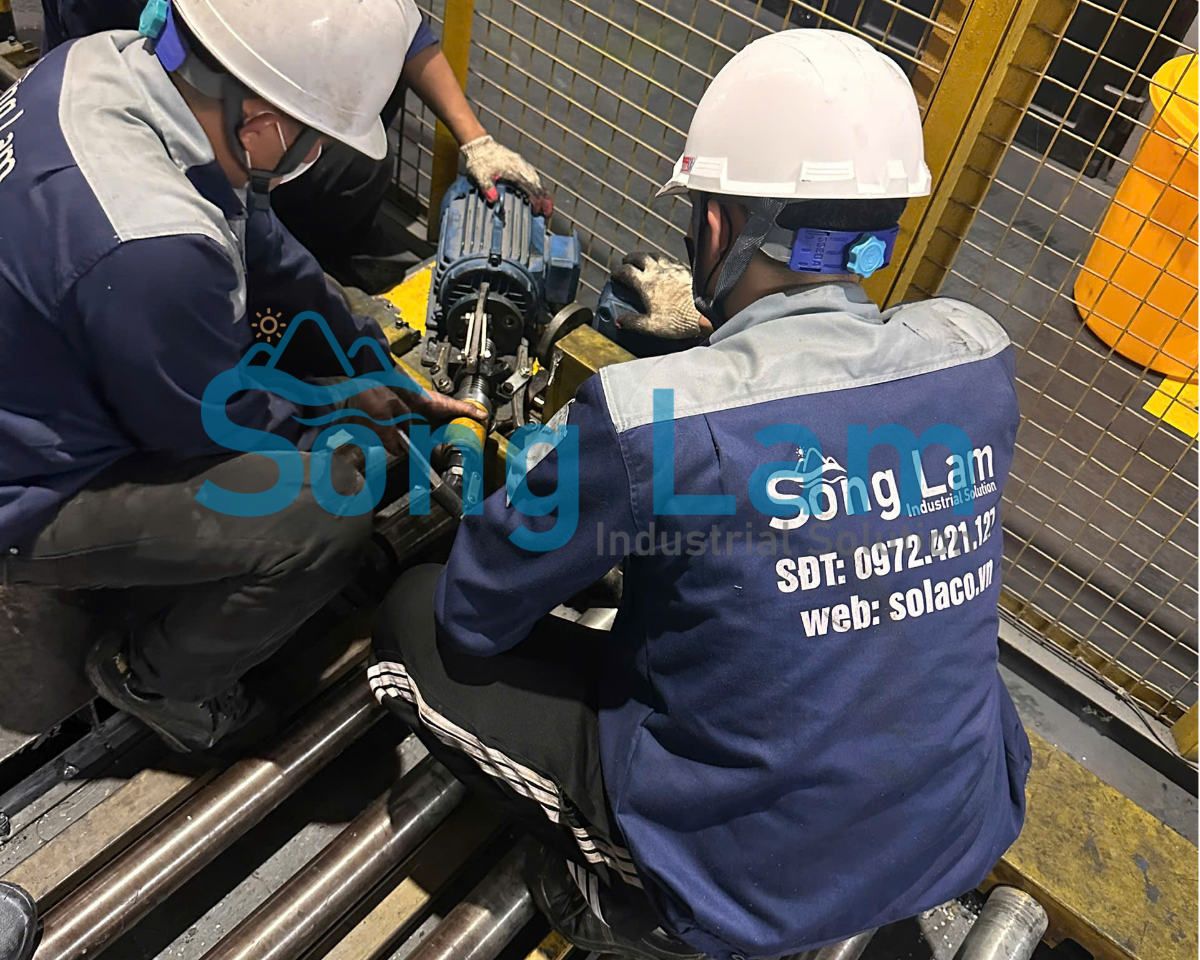 Căn chỉnh đồng trục motor và hộp giảm tốc khi bảo dưỡng thang hàng nhà máy