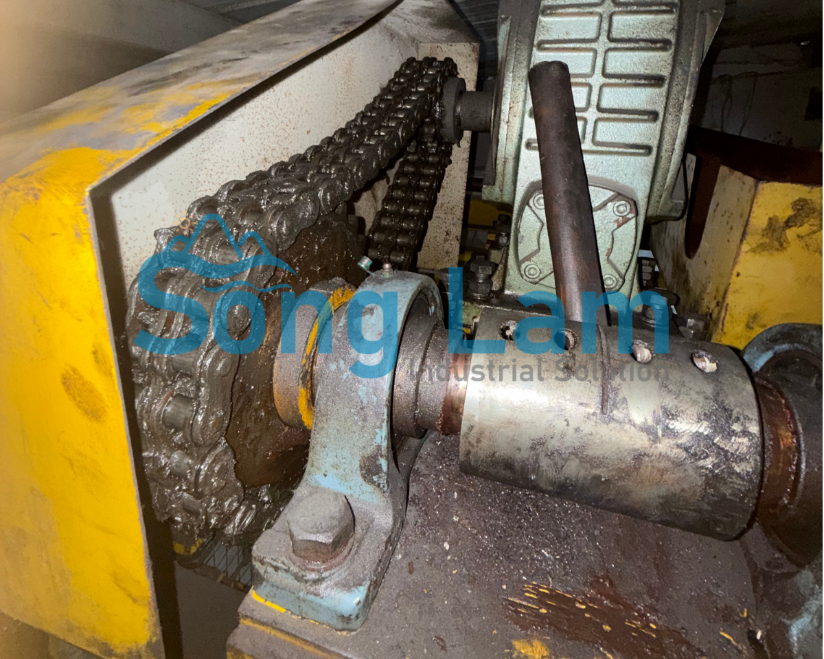 Kiểm tra và bôi trơn xích tải, gối bi trong quá trình bảo dưỡng thang hàng Sông Lam